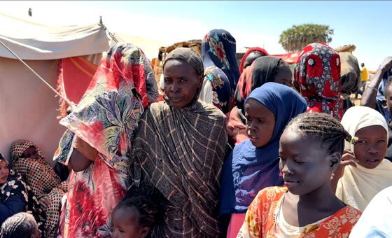 نساء وأطفالهن فروا من العنف في كردفان ودارفور إلى معسكر قوز السلام للنازحين في ولاية النيل الأبيض، السودان.